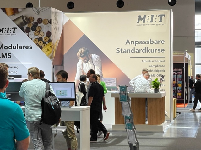 Messestand mit Schriftzug Anpassbare Standardkurse