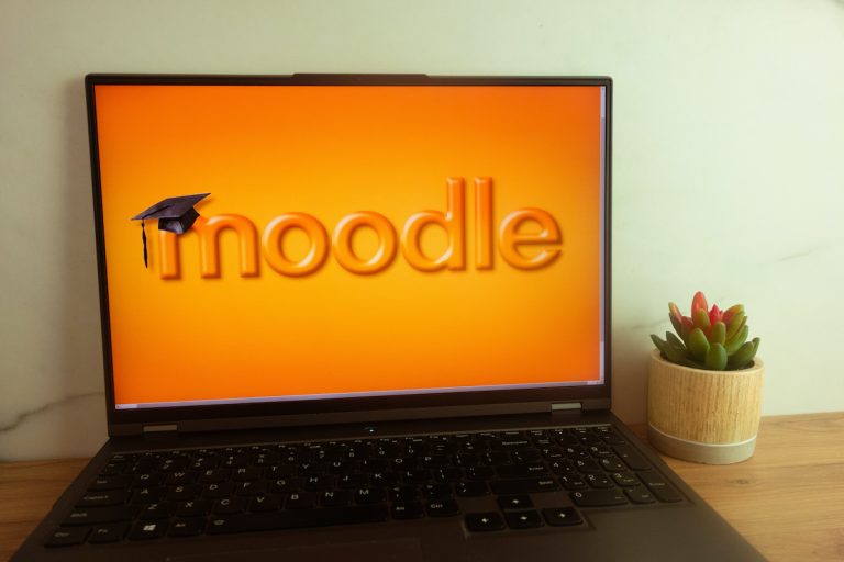 Laptop mit moodle zeichen