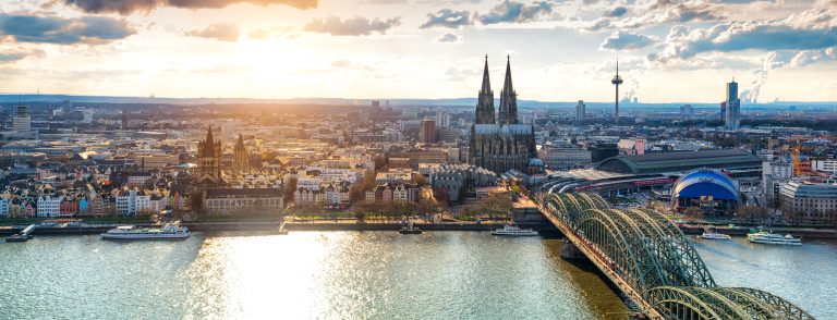 Blick auf die Stadt Köln vom Rhein
